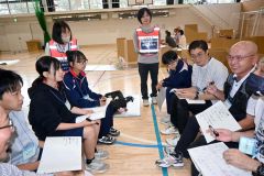 段ボールベッドの居住スペースに座り、意見交換する参加者（３１日午前１０時５５分ごろ）