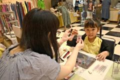 キーホルダー作りを楽しむ子ども