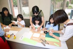 ミニノート作りなどの工作に挑戦する子どもたち