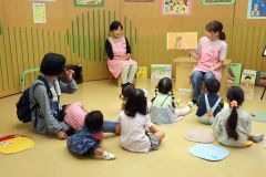 ボランティアの読み聞かせに夢中の子どもたち