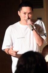 メッセージ性のある熱いリリックで場を盛り上げる原田さん