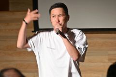 メッセージ性のある熱いリリックで場を盛り上げる原田さん