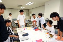 政策提言へ意見をまとめる高校生（助川かおる通信員撮影）