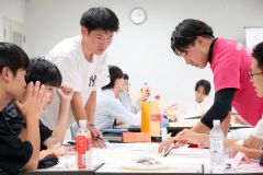 政策提言へ意見をまとめる高校生（助川かおる通信員撮影）