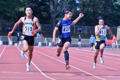 【男子１００メートル決勝】ゴールに飛び込む山田渉（中央、帯緑陽）。２連覇を１０秒８０の大会新で飾った