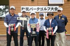 個人の部の優勝者と団体優勝チームのメンバーら