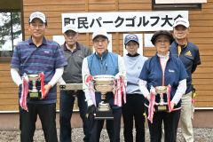個人の部の優勝者と団体優勝チームのメンバーら