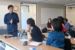ＪＩＣＡモンゴル事務所で教師たちの総括を聞いて感想を述べる宮城所長（左）