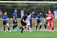 【第１１節・北海道十勝スカイアース―ノルブリッツ北海道ＦＣ】スカイアースのＧＫ金子優希（赤色ユニホーム）が相手シュートを捕球し攻撃へと転じる