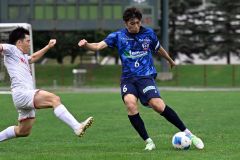 【第１１節・北海道十勝スカイアース―ノルブリッツ北海道ＦＣ】スカイアースのＤＦ小山珠里がミドルシュートを放つ