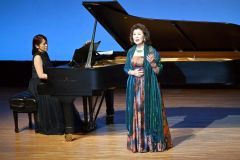 深みのある歌声を響かせた松崎さん。ピアノは伊藤さん