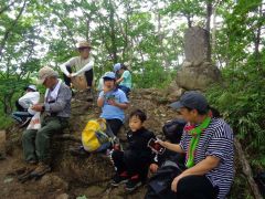登山にチャレンジするスカウトら
