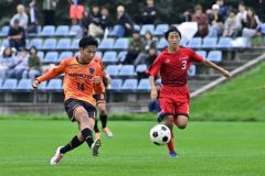 【Ａブロック決勝・帯北―白樺学園】前半３７分、ドリブルで攻め上がりゴールを決める帯北の土永嵐士（左）