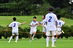 【Ｂブロック決勝・帯柏葉―帯緑陽】後半終了間際に勝ち越しとなるフリーキックを決めて喜ぶ帯柏葉の坂井太一（左から２人目）ら選手たち