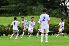 【Ｂブロック決勝・帯柏葉―帯緑陽】後半終了間際に勝ち越しとなるフリーキックを決めて喜ぶ帯柏葉の坂井太一（左から３人目）ら選手たち