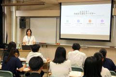 ＥＣサイト上で商品の魅力を伝えるための方法について解説する本間さん
