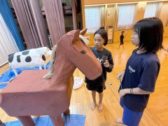 子どもみこしを制作する児童ら