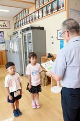 沼田教育長（手前）から修了証を受け取る（右から）河口さん、鈴木さん