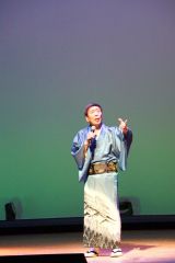 自慢の歌声を響かせる出演者