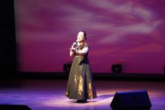 自慢の歌声を響かせる出演者