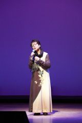 自慢の歌声を響かせる出演者