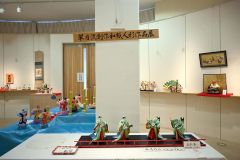 多様な姿の和紙人形見て 山口和紙人形教室作品展 3