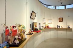 多様な姿の和紙人形見て 山口和紙人形教室作品展 4