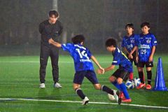 北海道十勝スカイアースのスクール生にハッパをかける岩政大樹さん（左）
