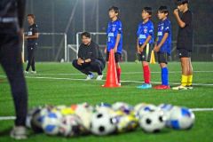 コンサの岩政前監督がスカイアースのスクール生とサッカー楽しむ