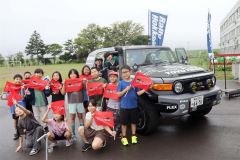 ラリーカーに試乗した児童