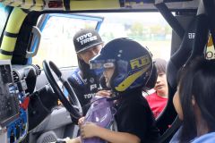ヘルメットをかぶりラリーカーに試乗する児童