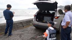ドローンで上空から沿岸を撮影し、コンブの繁茂状況を調べる関係者ら