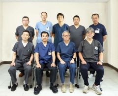 森医師（後列左）や石田院長（前列左から２人目）ら整形外科の医師