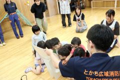 初期消火の大切さについて学ぶ園児