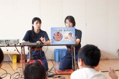 防火紙芝居を披露する消防団員