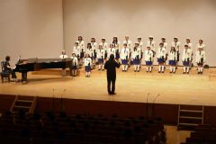 伸びやかな歌声を披露する兵庫稲美少年少女合唱団