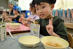 「救給カレー」を食べる鈴蘭小の児童
