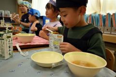 「救給カレー」を食べる鈴蘭小の児童