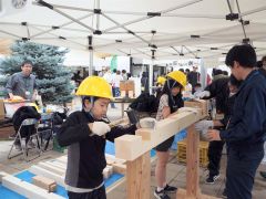 ミニ家造りや木工、地元木材に親しむ　振興局が「とかもくフェア」初開催