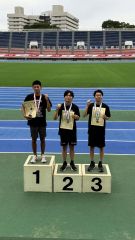 ３位の表彰台に立つ丹羽秀斗（星槎国際帯広学習センター提供）