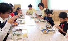 新得産たっぷりビーフカレー　町内学校給食で特別メニュー「Ｓランチ」