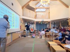 村田さん（左）と青柳さん（左から２人目）の講演に耳を傾ける子どもたち