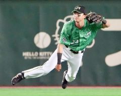 試合前に調整する川波瑛平外野手（白樺学園高出身、大賀章好撮影）
