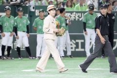 始球式を行う札幌駅長（大賀章好撮影）
