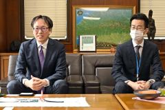 来社した伊藤氏と桃野氏（左から）