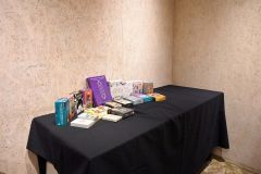 鉱石で独特な世界観表現　クラフト作家青木さんら「ひらめきの媒体展」　７日までミントカフェ 2