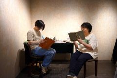 蔵書をめぐる（右から）青木さんと森川さん