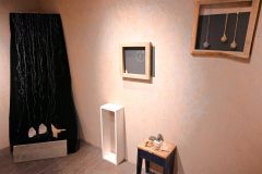 鉱石で独特な世界観表現　クラフト作家青木さんら「ひらめきの媒体展」　７日までミントカフェ 4