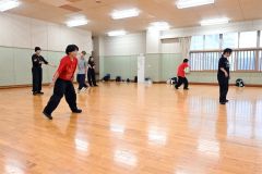 全国に向けて練習する帯広北校ブレイクダンス部のメンバーら