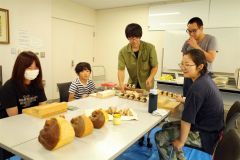 足寄の民芸品「どんころ熊」の制作を体験する参加者
